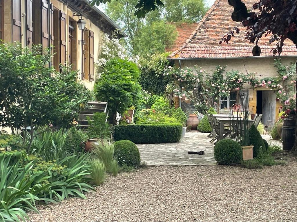 Les Jardins Des Soussilanges Bed and Breakfast Céron Buitenkant foto